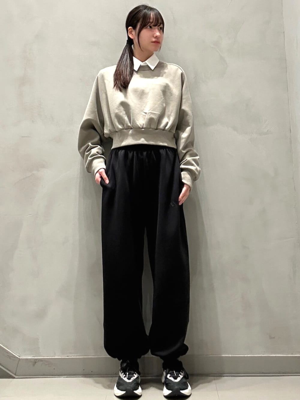 ホワイト系のシャツ/ブラウス、ブラック系のスニーカー、グリーン系のスウェットを着用したレディースの秋コーディネートの2枚目の写真