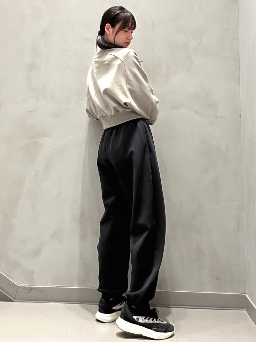 ホワイト系のシャツ/ブラウス、ブラック系のスニーカー、グリーン系のスウェットを着用したレディースの秋コーディネートの4枚目の写真