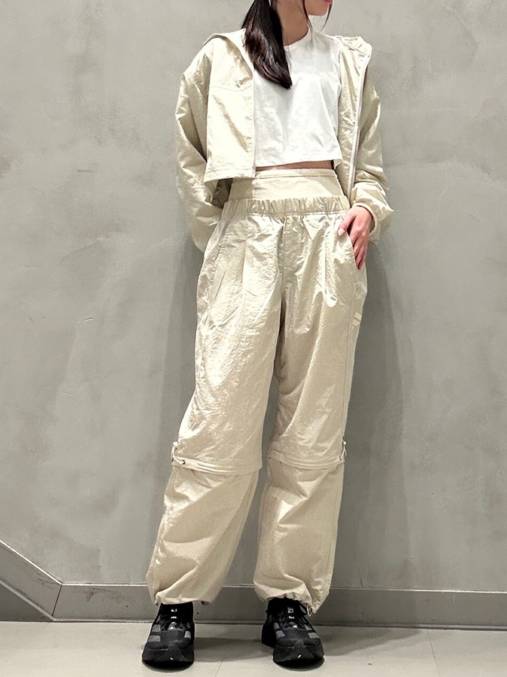 ブラック系のスニーカー、ベージュ系のその他アウター、ベージュ系のその他パンツを着用したレディースの冬コーディネートの3枚目の写真