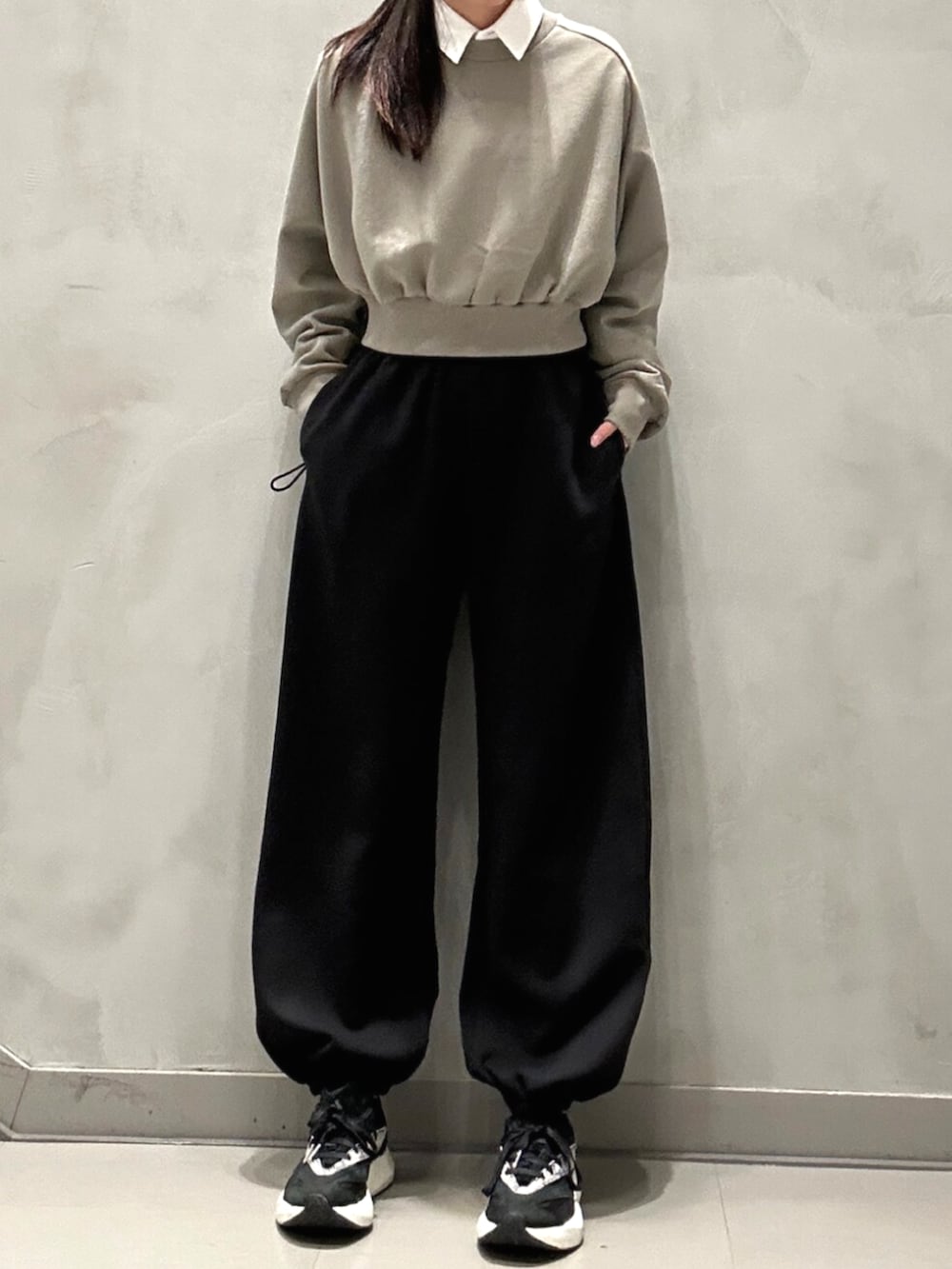 ホワイト系のシャツ/ブラウス、ブラック系のスニーカー、グリーン系のスウェットを着用したレディースの秋コーディネートの3枚目の写真