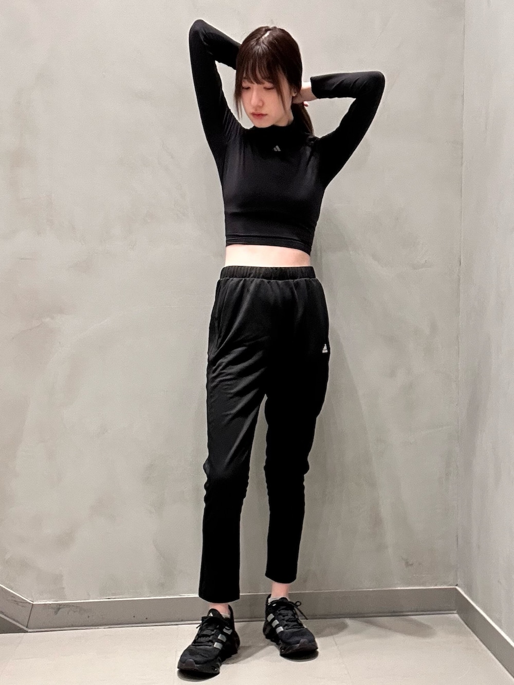 「adidas、ジャージ、アディダス、ステラマッカートニー、スポーツ、クロップドトップス、ボンバージャケット、adidas by Stella McCartney、ジム・トレーニング、スイッチ FWD」｜「adidasのシーズナル スポーツウェア スリーストライプス レギュラーフィット ダブルニット トラックパンツ（パンツ、ブラック系）」を使った、NKさん（レディース・170cm）の冬コーディネートの3枚目の写真