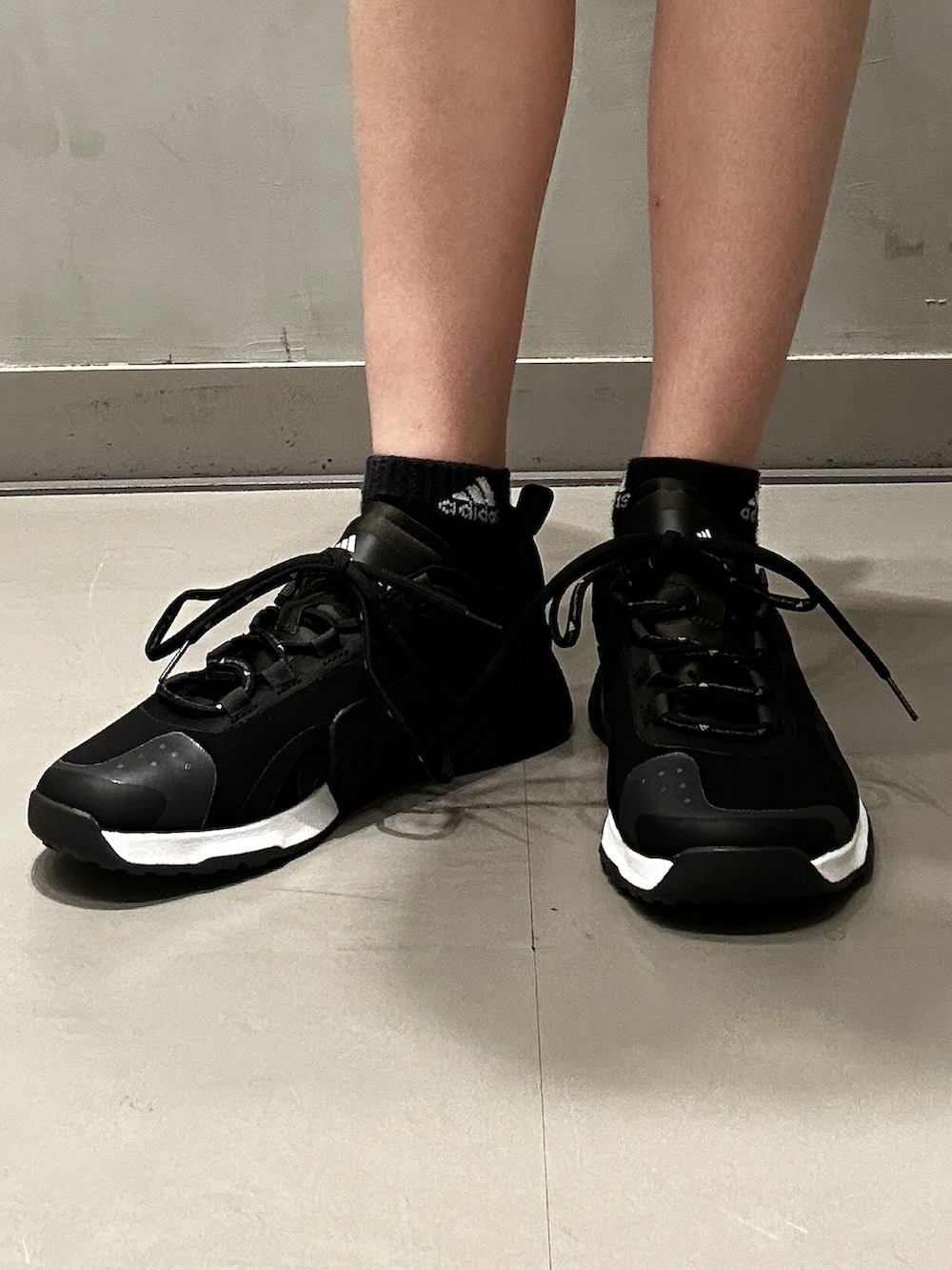 「adidas、アディダス、ショーツ、タンクトップ、ステラマッカートニー、ランニング、クロップドトップス、adidas by Stella McCartney、ジム・トレーニング」|「adidas by Stella McCartneyのadidas by Stella McCartney バムバッグ(ボディバッグ/ウエストポーチ、ブラック系)」を使った、NKさん(レディース・170cm)の夏コーディネートの6枚目の写真