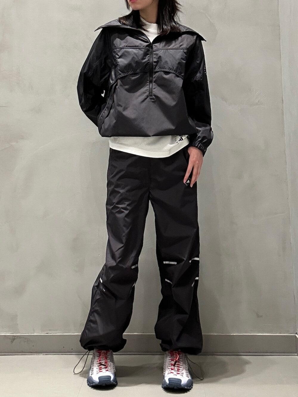「adidas、アディダス、セットアップ、アウトドア、ステラマッカートニー、adidas by Stella McCartney、オトナカワイイ、オトナ女子、今日のコーデ、大人ファッション、きれいめコーデ、カーゴパンツ、ストリート、ブラックコーデ、ブラック」|「adidas by Stella McCartneyの【adidas by Stella McCartney】adidas by Stella McCartney ロゴ 半袖Tシャツ(Tシャツ/カットソー、ホワイト系)」を使った、NKさん(レディース・170cm)の冬コーディネートの3枚目の写真