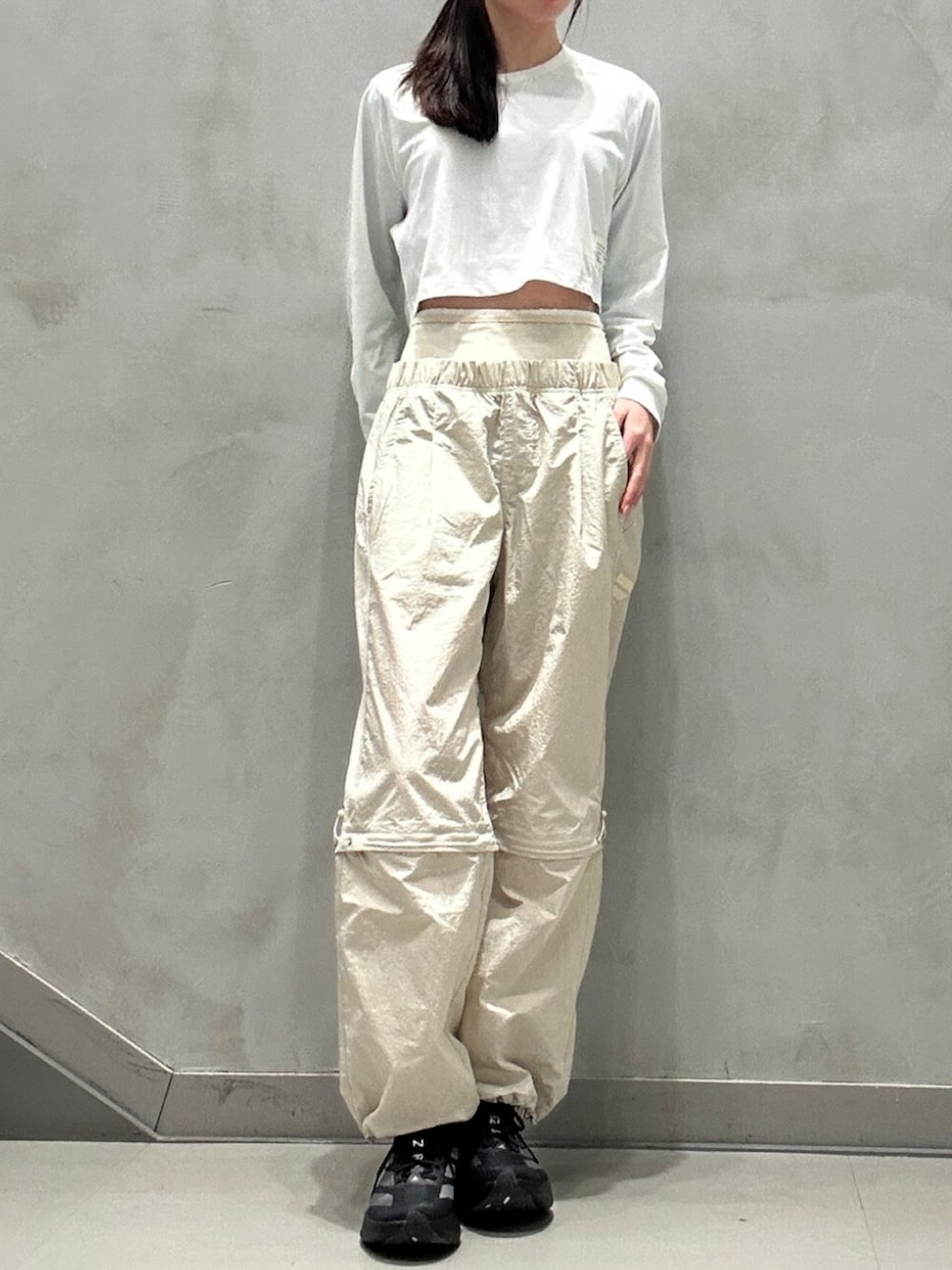 ブラック系のスニーカー、ベージュ系のその他アウター、ベージュ系のその他パンツを着用したレディースの冬コーディネートの4枚目の写真