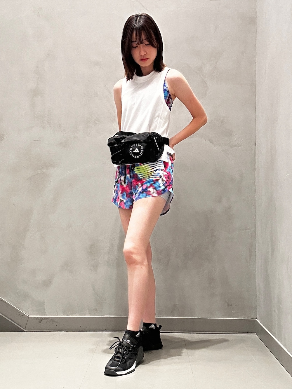 「adidas、アディダス、ショーツ、タンクトップ、ステラマッカートニー、ランニング、クロップドトップス、adidas by Stella McCartney、ジム・トレーニング」|「adidas by Stella McCartneyのadidas by Stella McCartney バムバッグ(ボディバッグ/ウエストポーチ、ブラック系)」を使った、NKさん(レディース・170cm)の夏コーディネートの2枚目の写真
