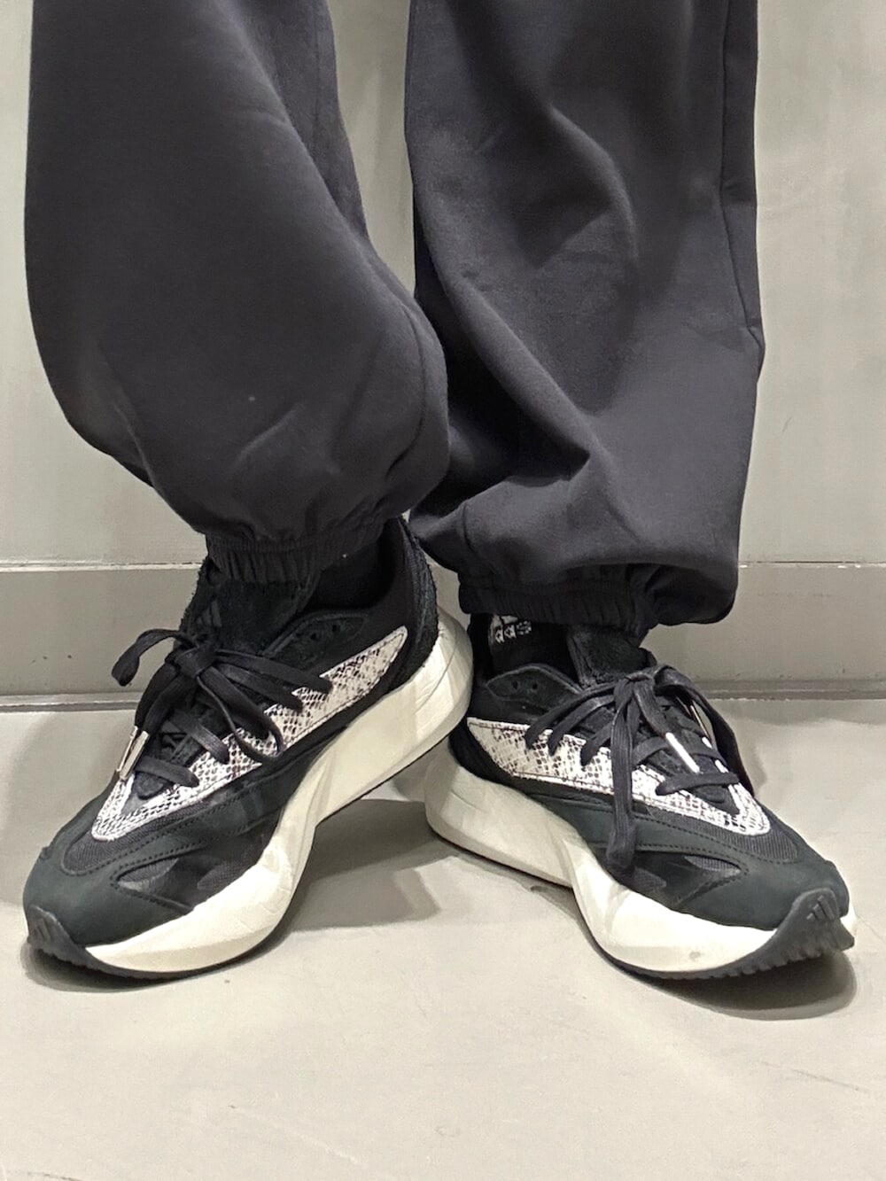 ホワイト系のシャツ/ブラウス、ブラック系のスニーカー、グリーン系のスウェットを着用したレディースの秋コーディネートの6枚目の写真