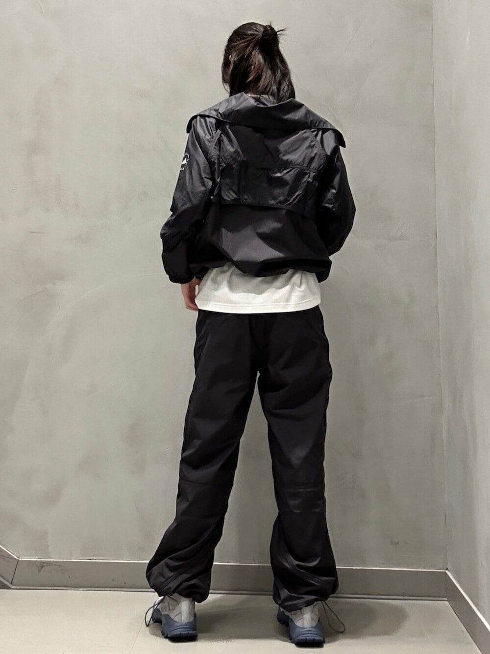 「adidas、アディダス、セットアップ、アウトドア、ステラマッカートニー、adidas by Stella McCartney、オトナカワイイ、オトナ女子、今日のコーデ、大人ファッション、きれいめコーデ、カーゴパンツ、ストリート、ブラックコーデ、ブラック」|「adidas by Stella McCartneyの【adidas by Stella McCartney】adidas by Stella McCartney ロゴ 半袖Tシャツ(Tシャツ/カットソー、ホワイト系)」を使った、NKさん(レディース・170cm)の冬コーディネートの5枚目の写真
