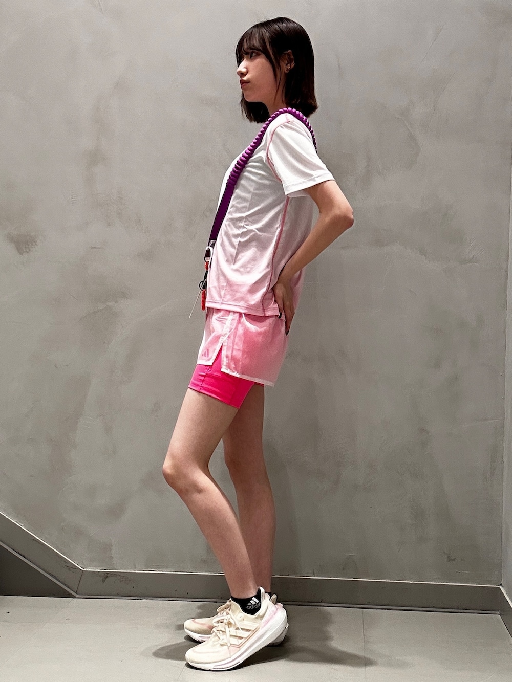 「セットアップ、Tシャツ、adidas、アディダス、ステラマッカートニー、ランニング、パフォーマンス、ランヤード、ウルトラブースト、ジム・トレーニング」｜「adidasの東京 ランニング 2-in-1ショーツ（パンツ、ピンク系）」を使った、NKさん（レディース・170cm）の春コーディネートの2枚目の写真