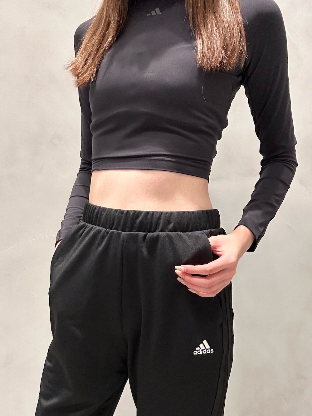 「adidas、ジャージ、アディダス、ステラマッカートニー、スポーツ、クロップドトップス、ボンバージャケット、adidas by Stella McCartney、ジム・トレーニング、スイッチ FWD」｜「adidasのシーズナル スポーツウェア スリーストライプス レギュラーフィット ダブルニット トラックパンツ（パンツ、ブラック系）」を使った、NKさん（レディース・170cm）の冬コーディネートの6枚目の写真