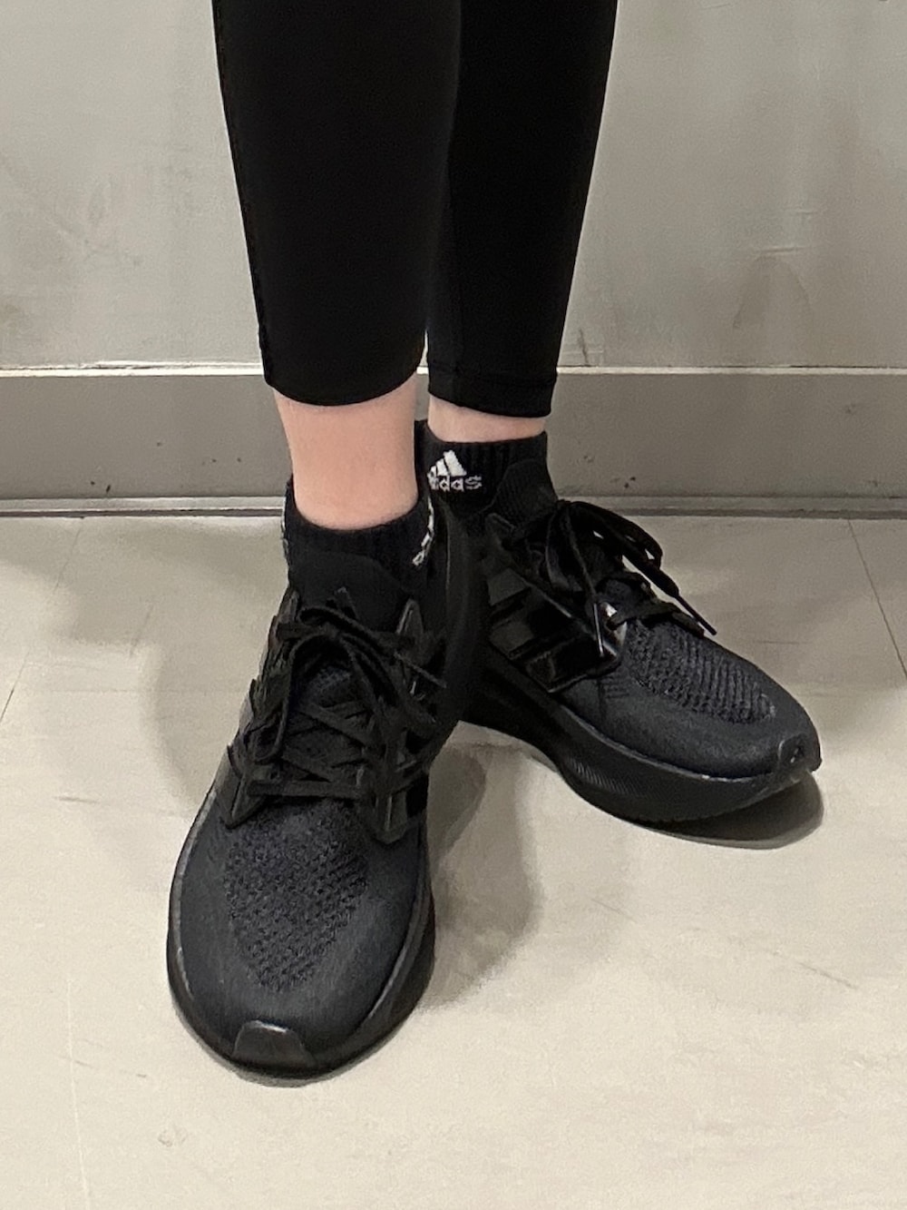 「スニーカー、adidas、ジャージ、アディダス、ランニング、パフォーマンス、ウルトラブースト、アディゼロ、ジム・トレーニング、タイツ・レギンス」｜「adidasのランニング エッセンシャルズ 7/8丈レギンス（レッグウェア、ブラック系）」を使った、NKさん（レディース・170cm）の冬コーディネートの4枚目の写真