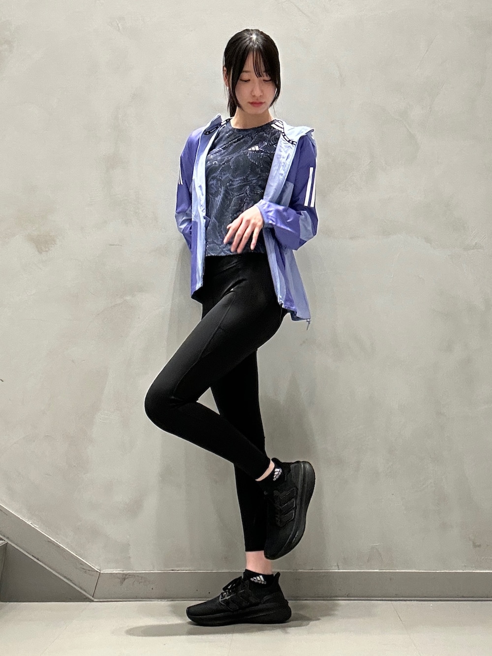 「スニーカー、adidas、ジャージ、アディダス、ランニング、パフォーマンス、ウルトラブースト、アディゼロ、ジム・トレーニング、タイツ・レギンス」｜「adidasのランニング エッセンシャルズ 7/8丈レギンス（レッグウェア、ブラック系）」を使った、NKさん（レディース・170cm）の冬コーディネートの3枚目の写真