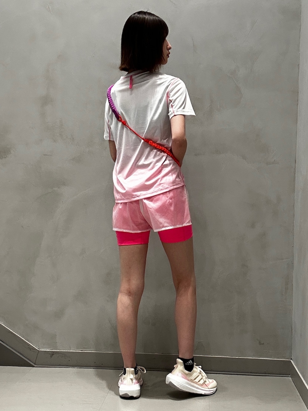 「セットアップ、Tシャツ、adidas、アディダス、ステラマッカートニー、ランニング、パフォーマンス、ランヤード、ウルトラブースト、ジム・トレーニング」｜「adidasの東京 ランニング 2-in-1ショーツ（パンツ、ピンク系）」を使った、NKさん（レディース・170cm）の春コーディネートの3枚目の写真