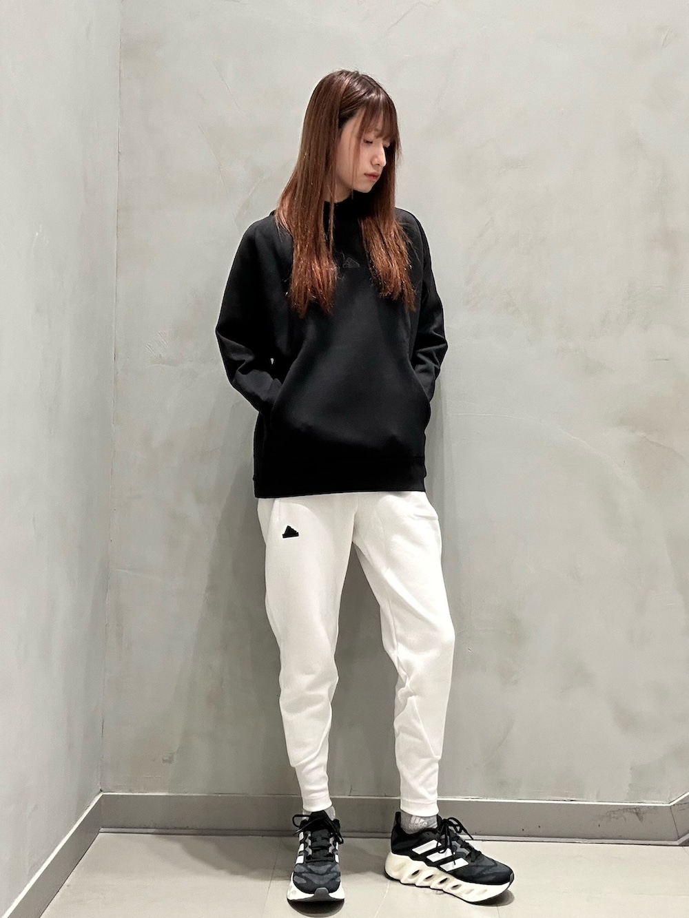 「パーカー、adidas、ジャージ、スポーツウェア、アディダス、厚底シューズ、ランニングシューズ、アディダスコーデ、Z.N.E.、スイッチ FWD」｜「adidasのadidas Z.N.E. オーバーヘッド パーカー（パーカー、ブラック系）」を使った、NKさん（レディース・170cm）の秋コーディネートの2枚目の写真