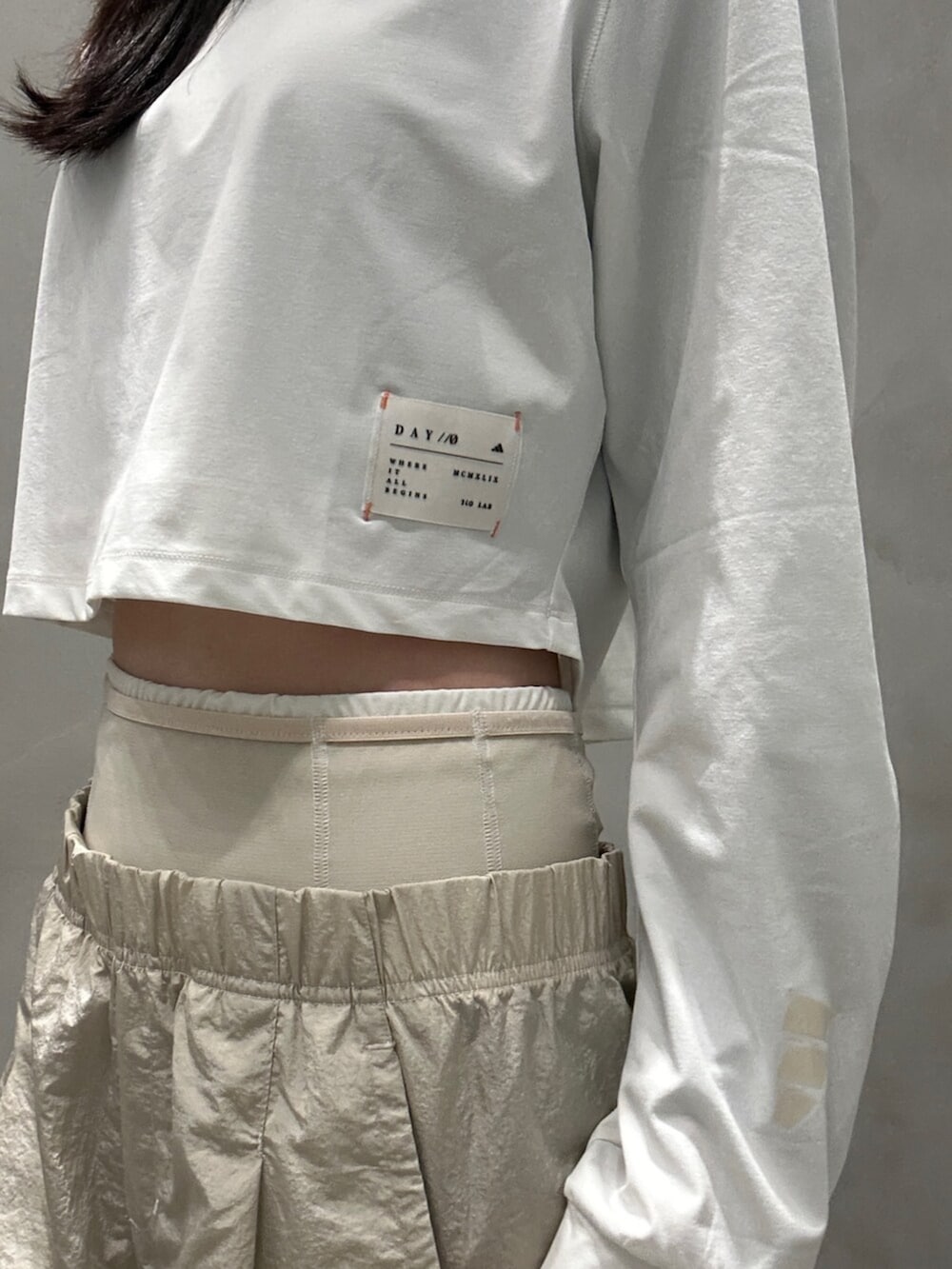 ブラック系のスニーカー、ベージュ系のその他アウター、ベージュ系のその他パンツを着用したレディースの冬コーディネートの5枚目の写真