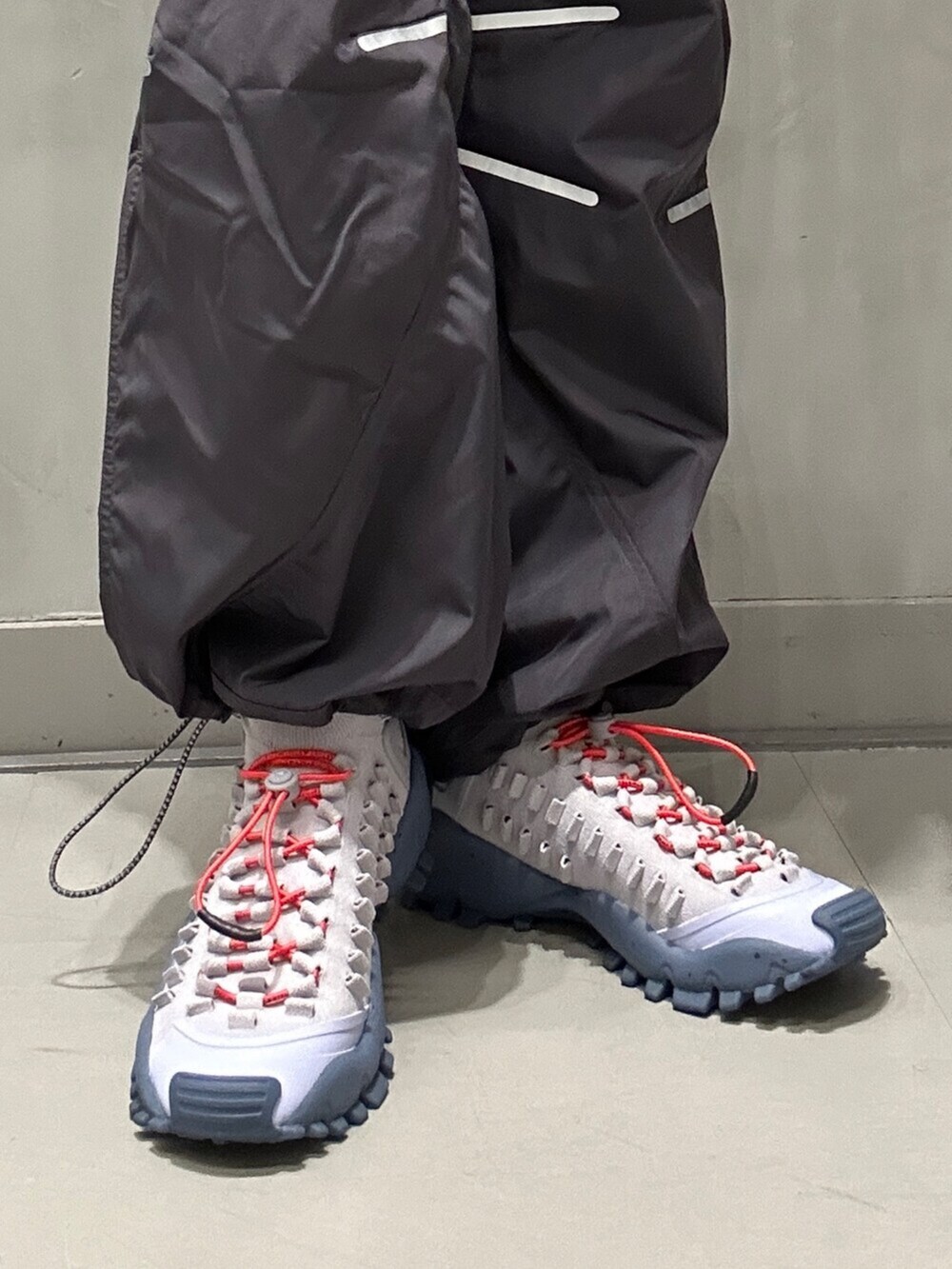 「adidas、アディダス、セットアップ、アウトドア、ステラマッカートニー、adidas by Stella McCartney、オトナカワイイ、オトナ女子、今日のコーデ、大人ファッション、きれいめコーデ、カーゴパンツ、ストリート、ブラックコーデ、ブラック」|「adidas by Stella McCartneyの【adidas by Stella McCartney】adidas by Stella McCartney ロゴ 半袖Tシャツ(Tシャツ/カットソー、ホワイト系)」を使った、NKさん(レディース・170cm)の冬コーディネートの6枚目の写真