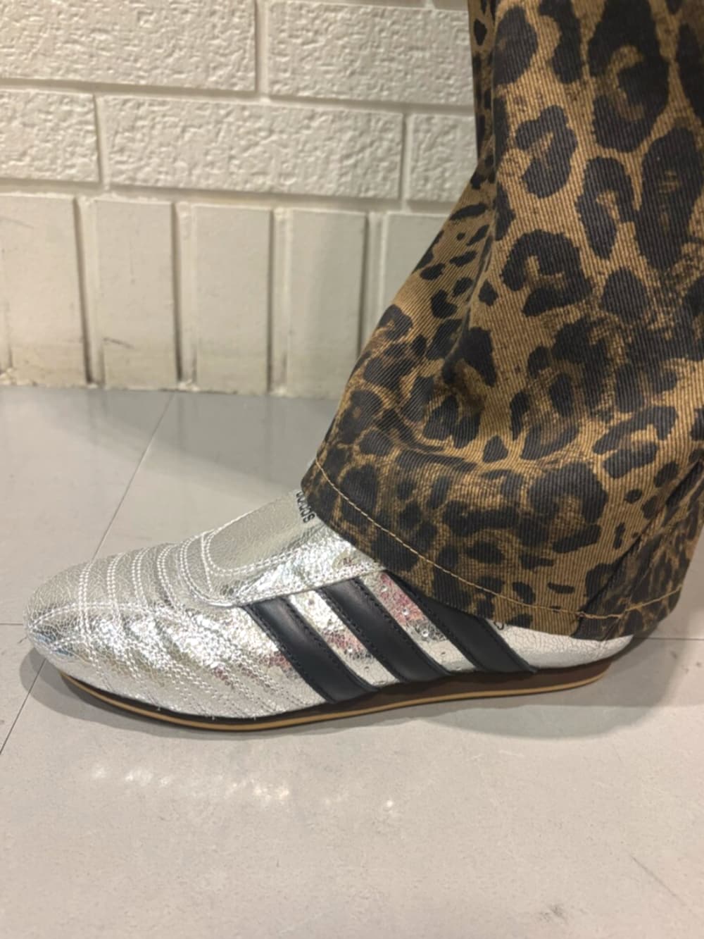 「adidas originals、アディダスオリジナルス、adidas、アディダス、レース、スニーカー」｜「adidasのテコンドー / Taekwondo（シューズ、シルバー系）」を使った、ももかさん（レディース・160cm）の夏コーディネートの4枚目の写真