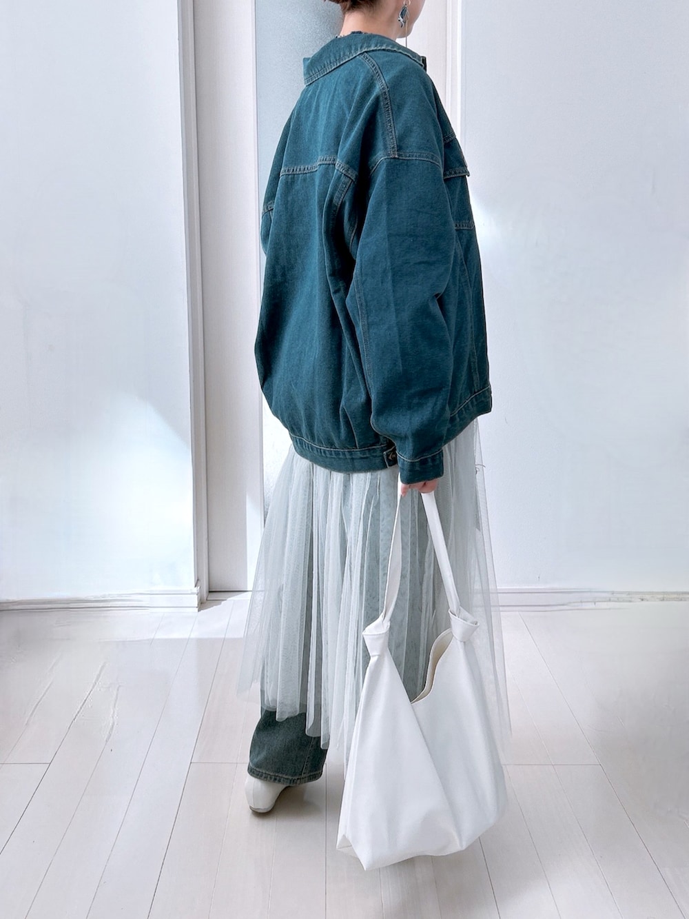 ブルー系のデニムジャケット、ブルー系のTシャツ/カットソー、ブルー系のデニムパンツを着用したレディースの春コーディネートの2枚目の写真