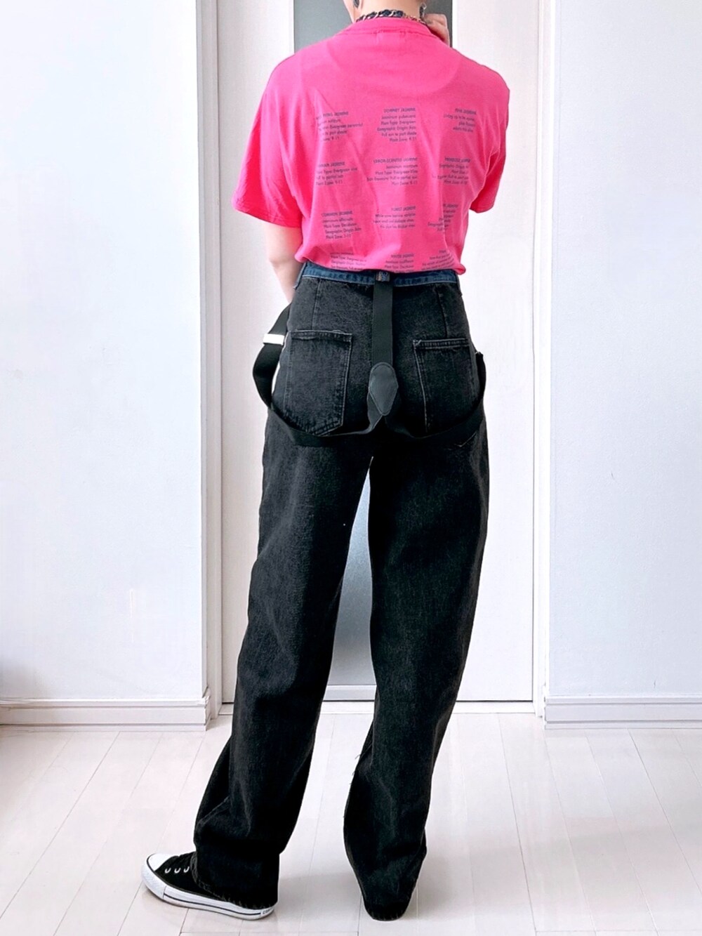 「PR、夏コーデ、きれいめカジュアル、プチプラ、Tシャツ、デニムパンツ、サスペンダー、トートバッグ、フルーツオブザルーム、ピンク、ビックT、ユニセックス、コットン100%、スニーカーコーデ、mivialoca」｜「mi via locaのFRUIT OF THE LOOM ジャスミンロゴ半袖Tシャツ 【MVL005 ※2A】（Tシャツ/カットソー、ピンク系）」を使った、ka.naさん（レディース・166cm）の夏コーディネートの4枚目の写真