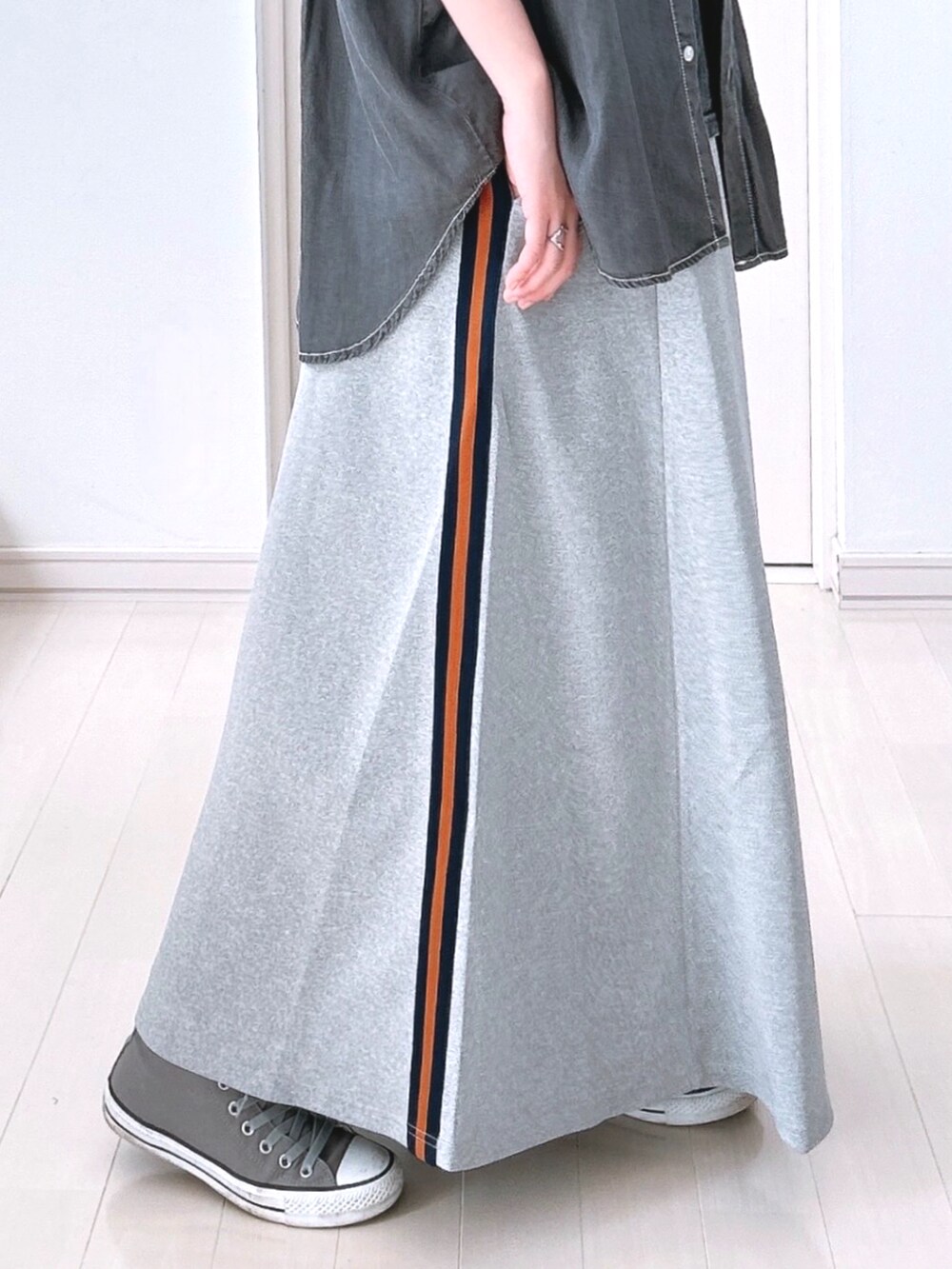 グレー系のスカート、ブラック系のTシャツ/カットソー、ブラック系のシャツ/ブラウスを着用したレディースの秋コーディネートの3枚目の写真