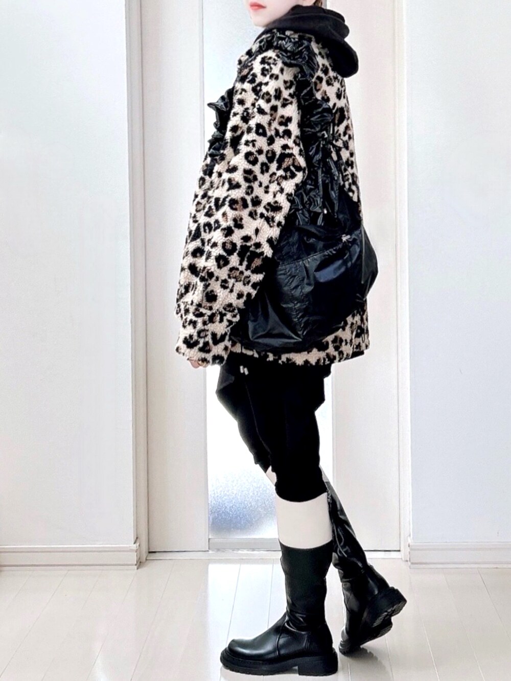 ベージュ系のブルゾン、ブラック系のショルダーバッグ、ホワイト系のブーツを着用したレディースの秋コーディネートの2枚目の写真