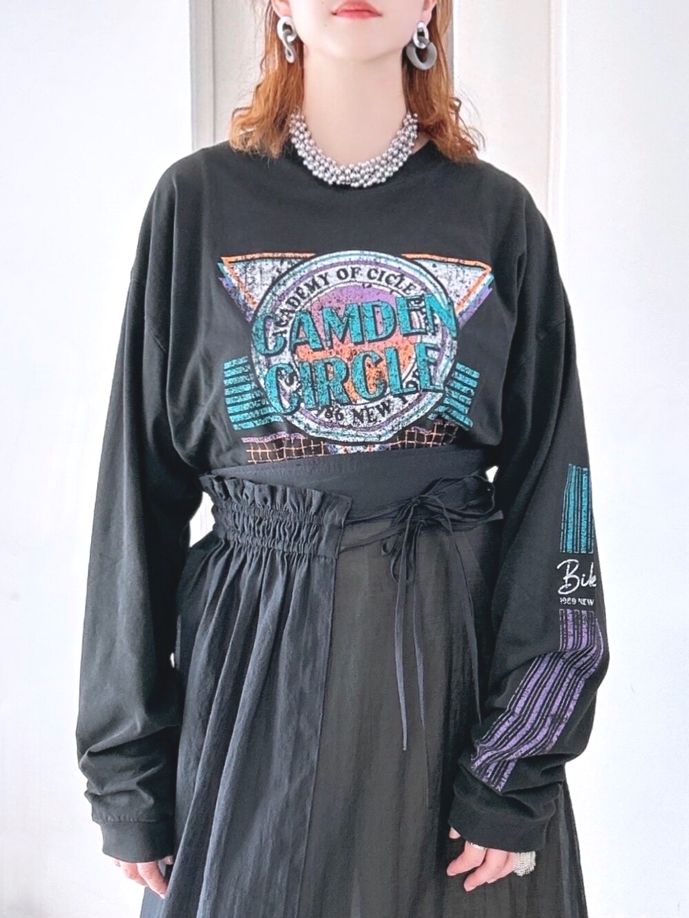 ブラック系のTシャツ/カットソー、グレー系のベスト、イエロー系のその他パンツを着用したレディースの秋コーディネートの3枚目の写真