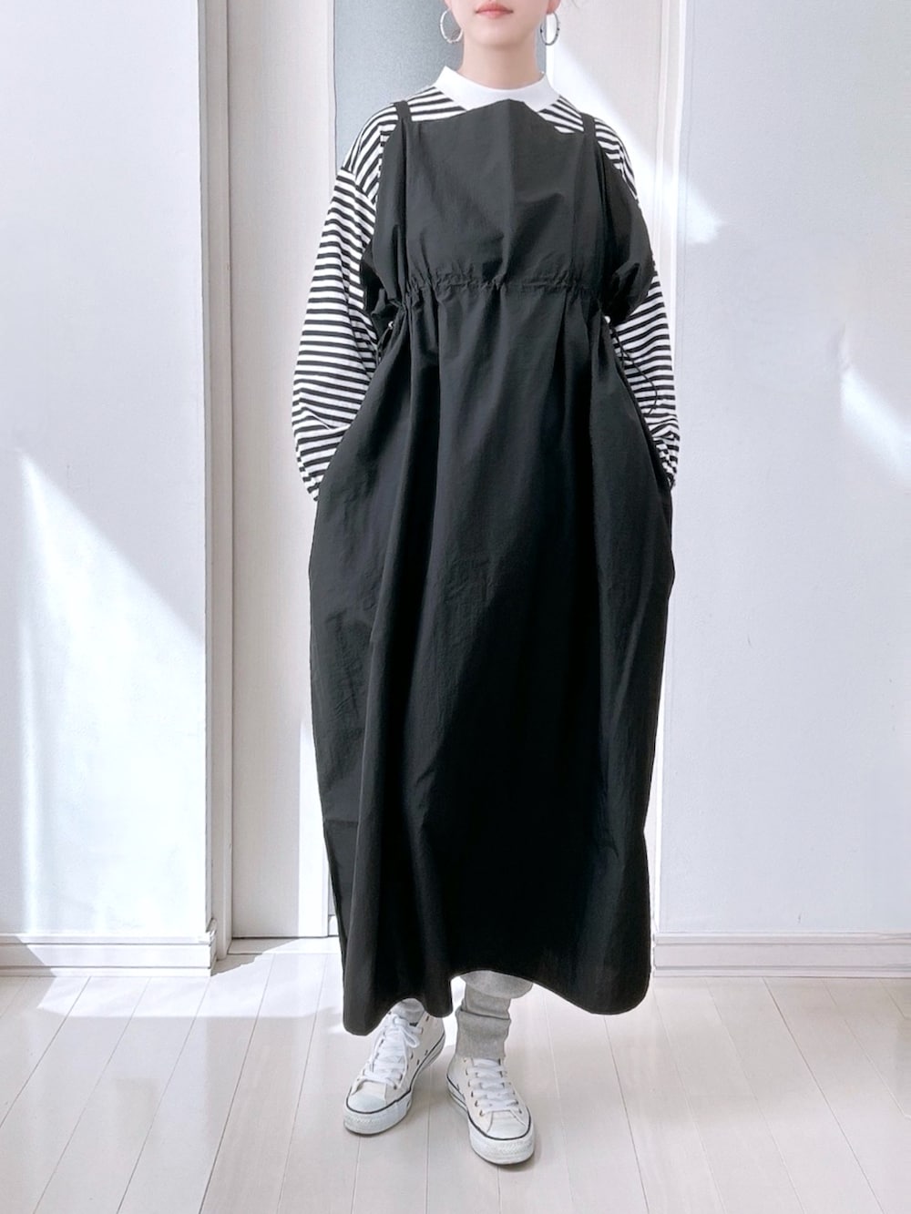 グリーン系のMA-1、ブラック系のワンピース、その他のTシャツ/カットソーを着用したレディースの春コーディネートの2枚目の写真