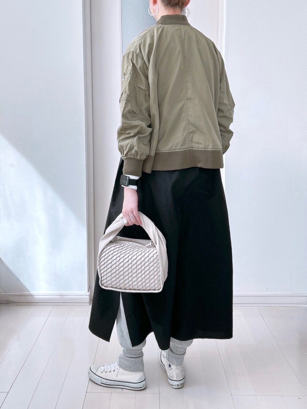 グリーン系のMA-1、ブラック系のワンピース、その他のTシャツ/カットソーを着用したレディースの春コーディネートの3枚目の写真