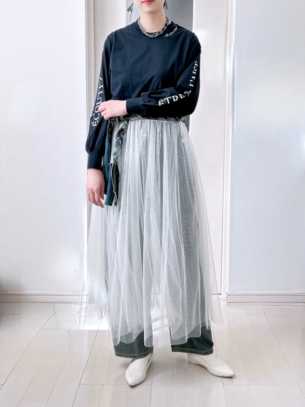 ブルー系のデニムジャケット、ブルー系のTシャツ/カットソー、ブルー系のデニムパンツを着用したレディースの春コーディネートの3枚目の写真