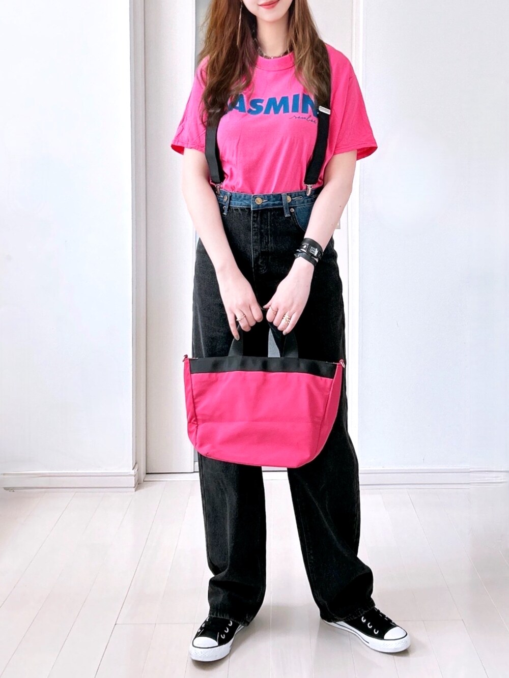 「PR、夏コーデ、きれいめカジュアル、プチプラ、Tシャツ、デニムパンツ、サスペンダー、トートバッグ、フルーツオブザルーム、ピンク、ビックT、ユニセックス、コットン100%、スニーカーコーデ、mivialoca」｜「mi via locaのFRUIT OF THE LOOM ジャスミンロゴ半袖Tシャツ 【MVL005 ※2A】（Tシャツ/カットソー、ピンク系）」を使った、ka.naさん（レディース・166cm）の夏コーディネートの2枚目の写真