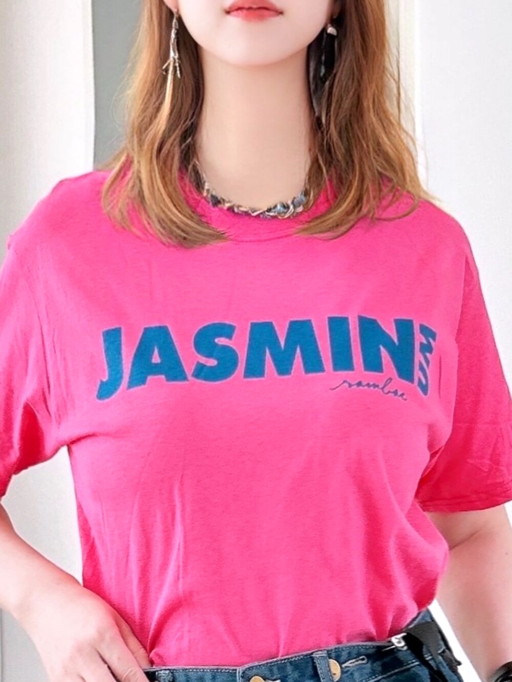 「PR、夏コーデ、きれいめカジュアル、プチプラ、Tシャツ、デニムパンツ、サスペンダー、トートバッグ、フルーツオブザルーム、ピンク、ビックT、ユニセックス、コットン100%、スニーカーコーデ、mivialoca」｜「mi via locaのFRUIT OF THE LOOM ジャスミンロゴ半袖Tシャツ 【MVL005 ※2A】（Tシャツ/カットソー、ピンク系）」を使った、ka.naさん（レディース・166cm）の夏コーディネートの3枚目の写真