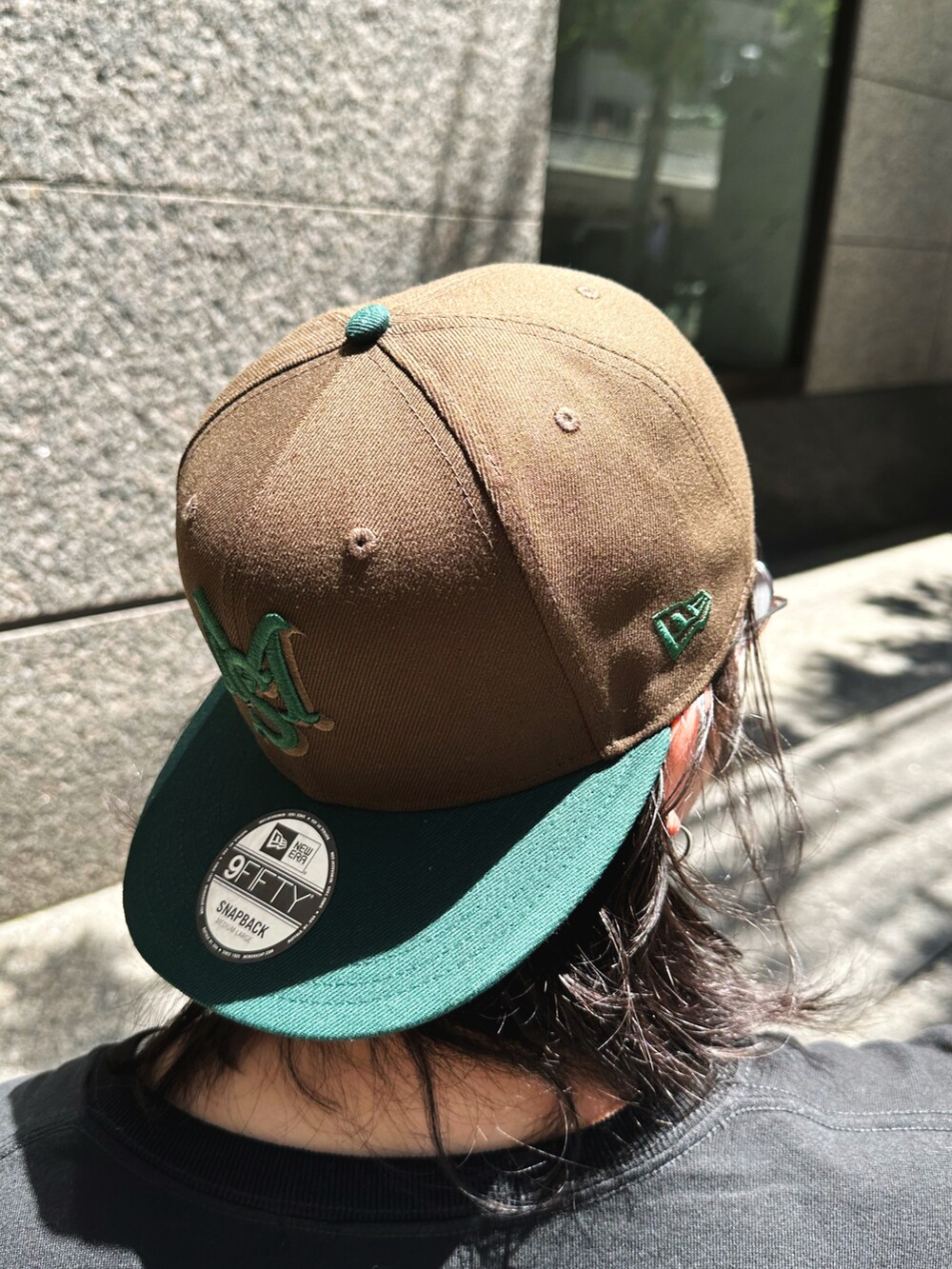 ブラック系のTシャツ/カットソー、ブラウン系のその他パンツ、ブラウン系のキャップを着用したメンズの春コーディネートの4枚目の写真