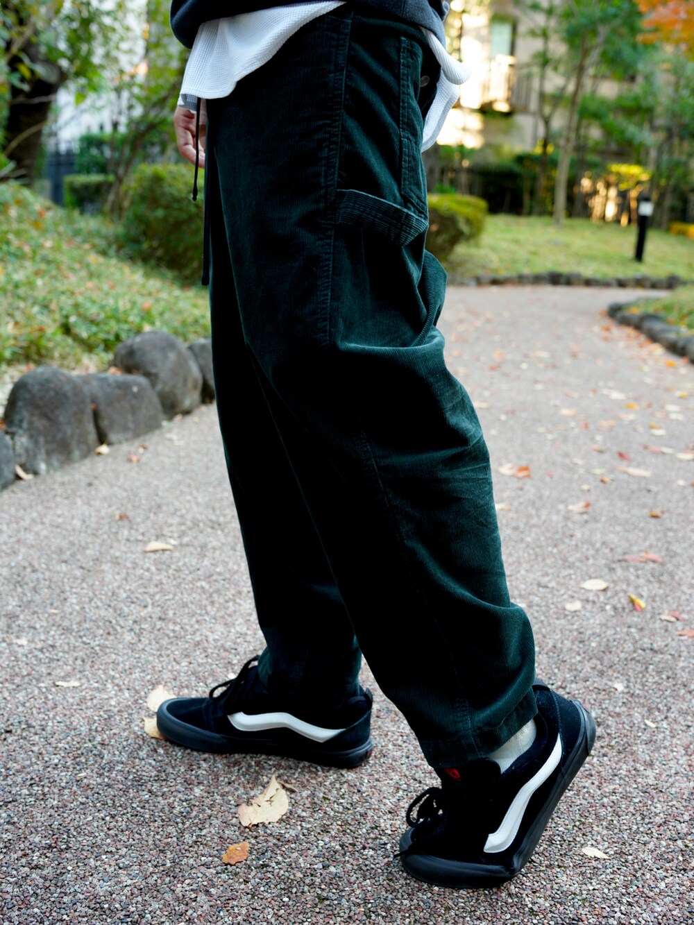 グリーン系のその他パンツ、ブラック系のスウェットを着用したメンズの秋コーディネートの3枚目の写真