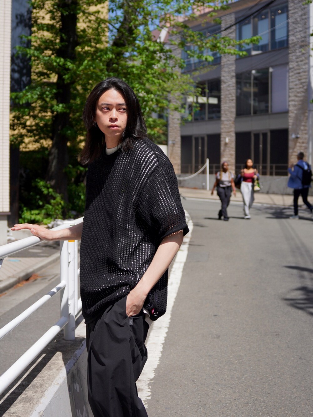 「ブラックコーデ、モノトーン、レイヤードスタイル、スポーツミックス、デートコーデ、シンプルコーデ、夏コーデ、雨の日コーデ、シアートップス、夏だ！Tシャツ着よう！」｜「MANASTASHのMANASTASH/マナスタッシュ/EXTRA MILE TUCK PANTS/エクストラマイルタックパンツ（その他パンツ、ブラック系）」を使った、Royさん（メンズ・179cm）の夏コーディネートの4枚目の写真