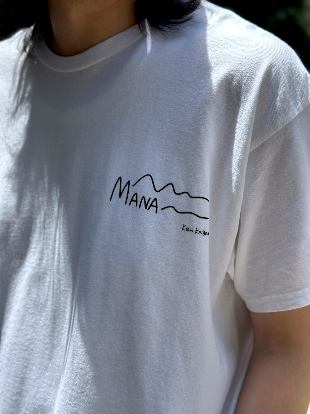 ホワイト系のTシャツ/カットソー、グリーン系のその他パンツ、ブラック系のキャップを着用したメンズの夏コーディネートの4枚目の写真