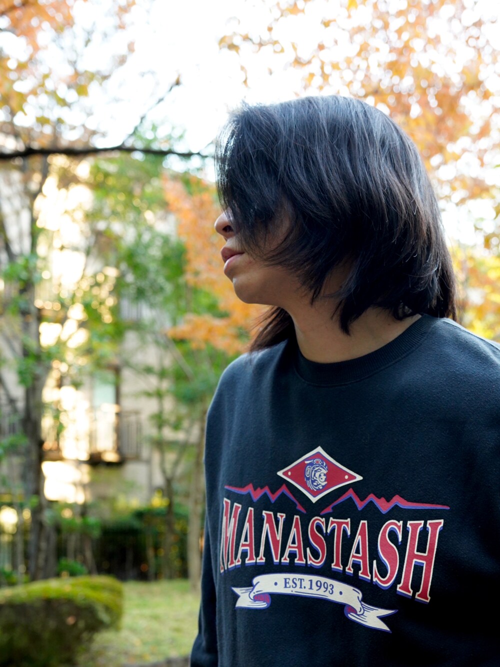 グリーン系のその他パンツ、ブラック系のスウェットを着用したメンズの秋コーディネートの5枚目の写真