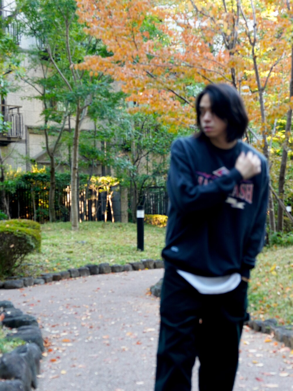 グリーン系のその他パンツ、ブラック系のスウェットを着用したメンズの秋コーディネートの2枚目の写真