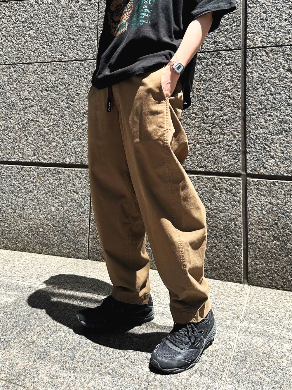 ブラック系のTシャツ/カットソー、ブラウン系のその他パンツ、ブラウン系のキャップを着用したメンズの春コーディネートの3枚目の写真