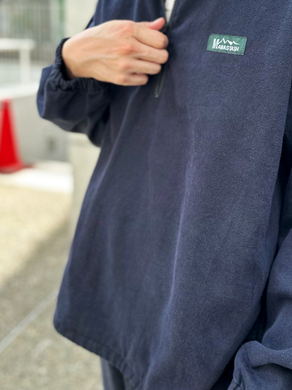 ブルー系のその他パンツ、ブルー系のブルゾンを着用したメンズの夏コーディネートの2枚目の写真
