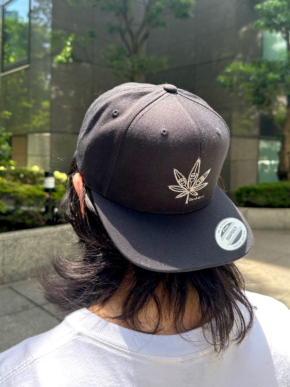 ホワイト系のTシャツ/カットソー、グリーン系のその他パンツ、ブラック系のキャップを着用したメンズの夏コーディネートの5枚目の写真