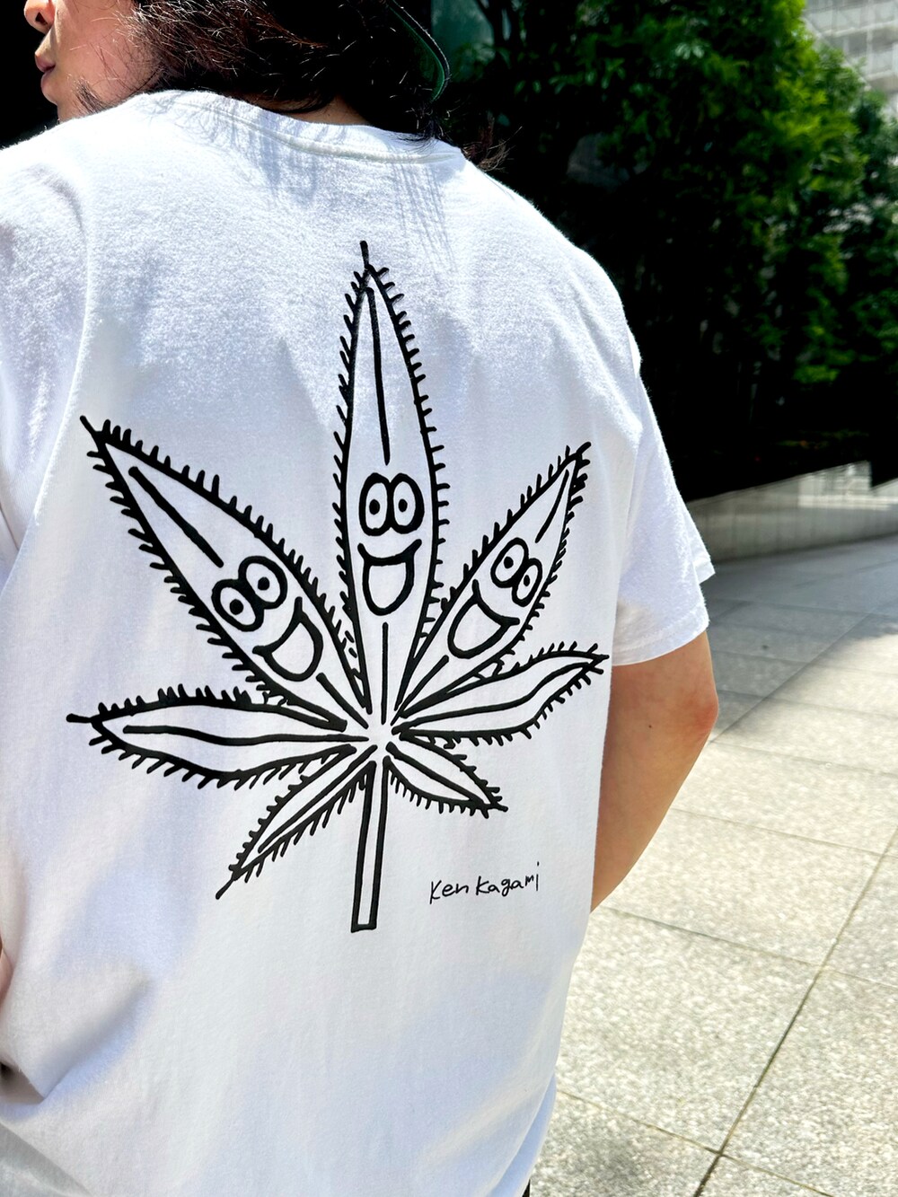 ホワイト系のTシャツ/カットソー、グリーン系のその他パンツ、ブラック系のキャップを着用したメンズの夏コーディネートの3枚目の写真