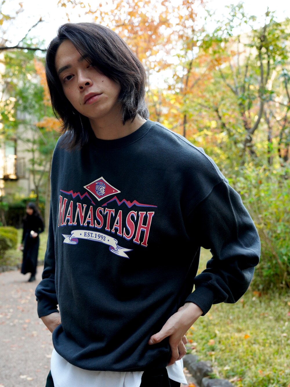 グリーン系のその他パンツ、ブラック系のスウェットを着用したメンズの秋コーディネートの4枚目の写真