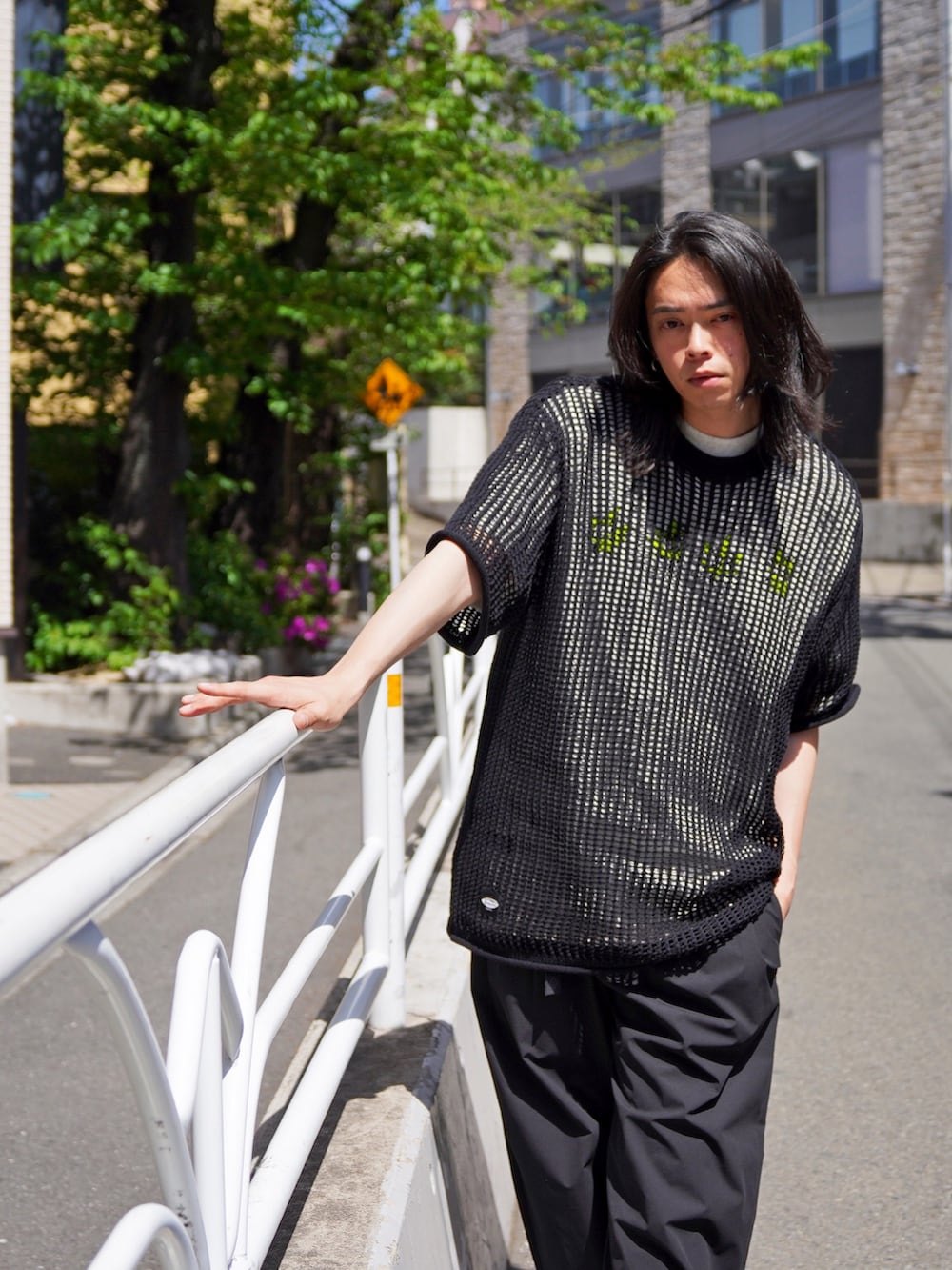 「ブラックコーデ、モノトーン、レイヤードスタイル、スポーツミックス、デートコーデ、シンプルコーデ、夏コーデ、雨の日コーデ、シアートップス、夏だ！Tシャツ着よう！」｜「MANASTASHのMANASTASH/マナスタッシュ/EXTRA MILE TUCK PANTS/エクストラマイルタックパンツ（その他パンツ、ブラック系）」を使った、Royさん（メンズ・179cm）の夏コーディネートの2枚目の写真