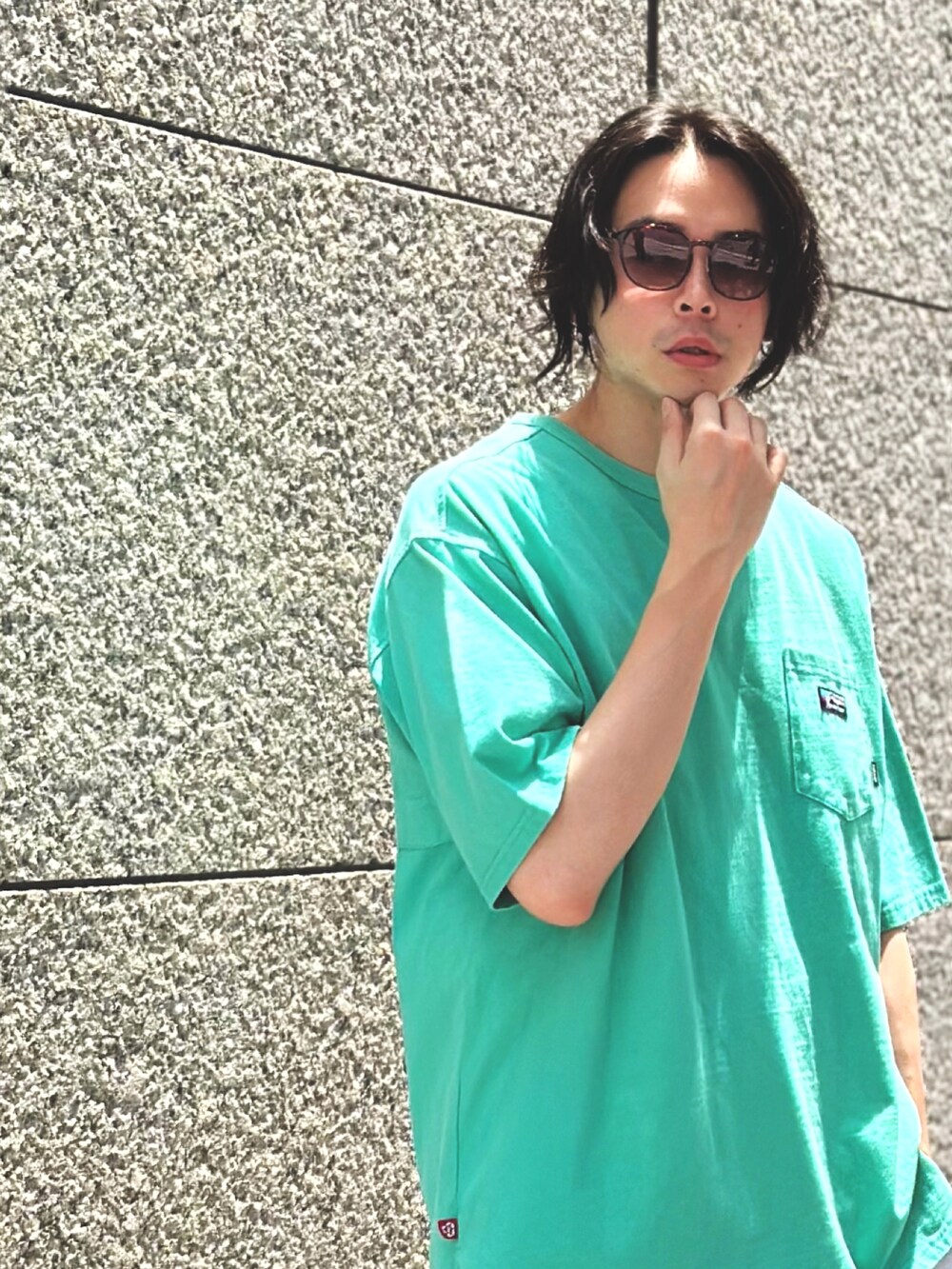 グリーン系のTシャツ/カットソー、ベージュ系のその他パンツ、ブラック系のサンダルを着用したメンズの夏コーディネートの2枚目の写真
