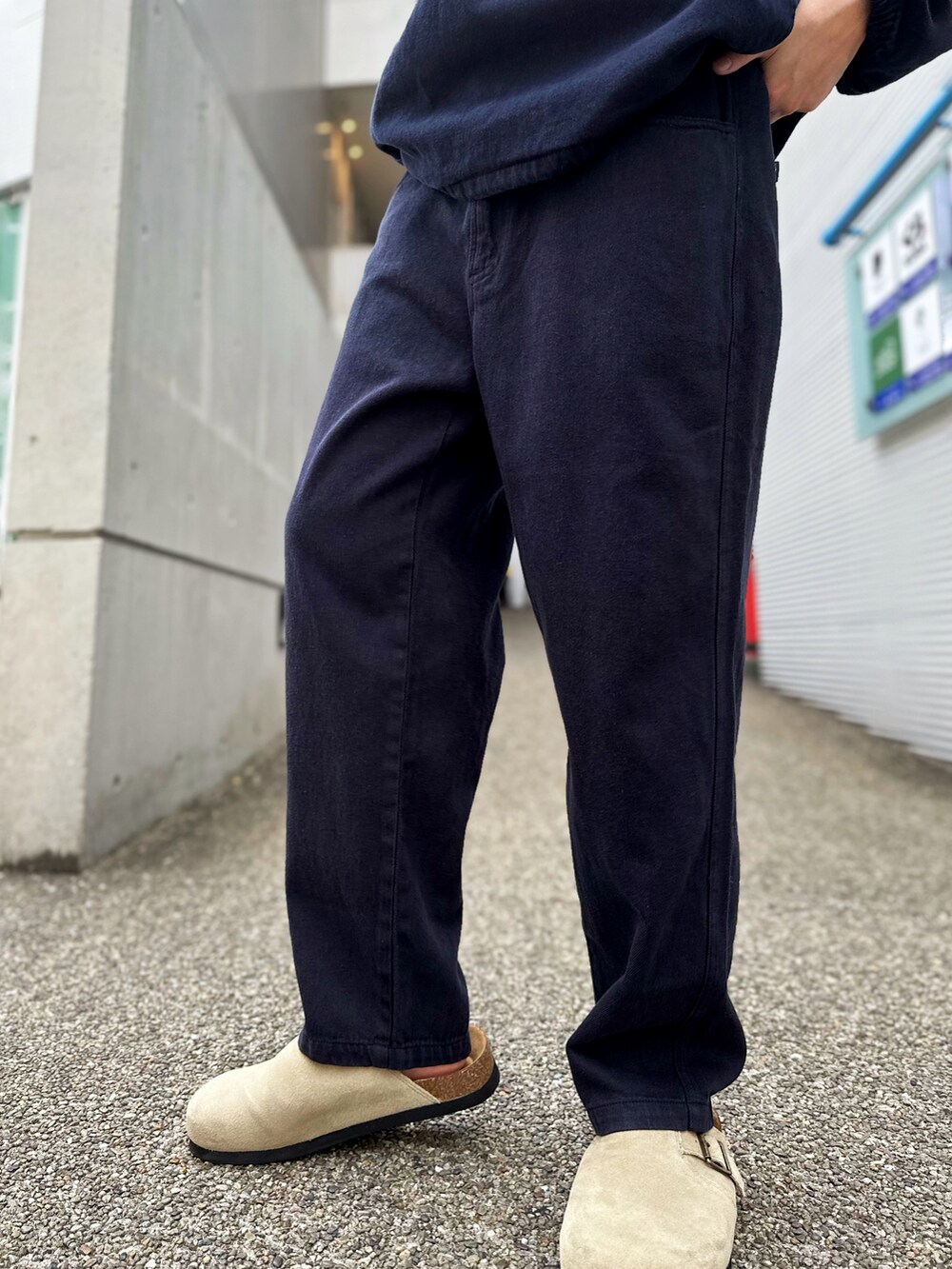 ブルー系のその他パンツ、ブルー系のブルゾンを着用したメンズの夏コーディネートの3枚目の写真