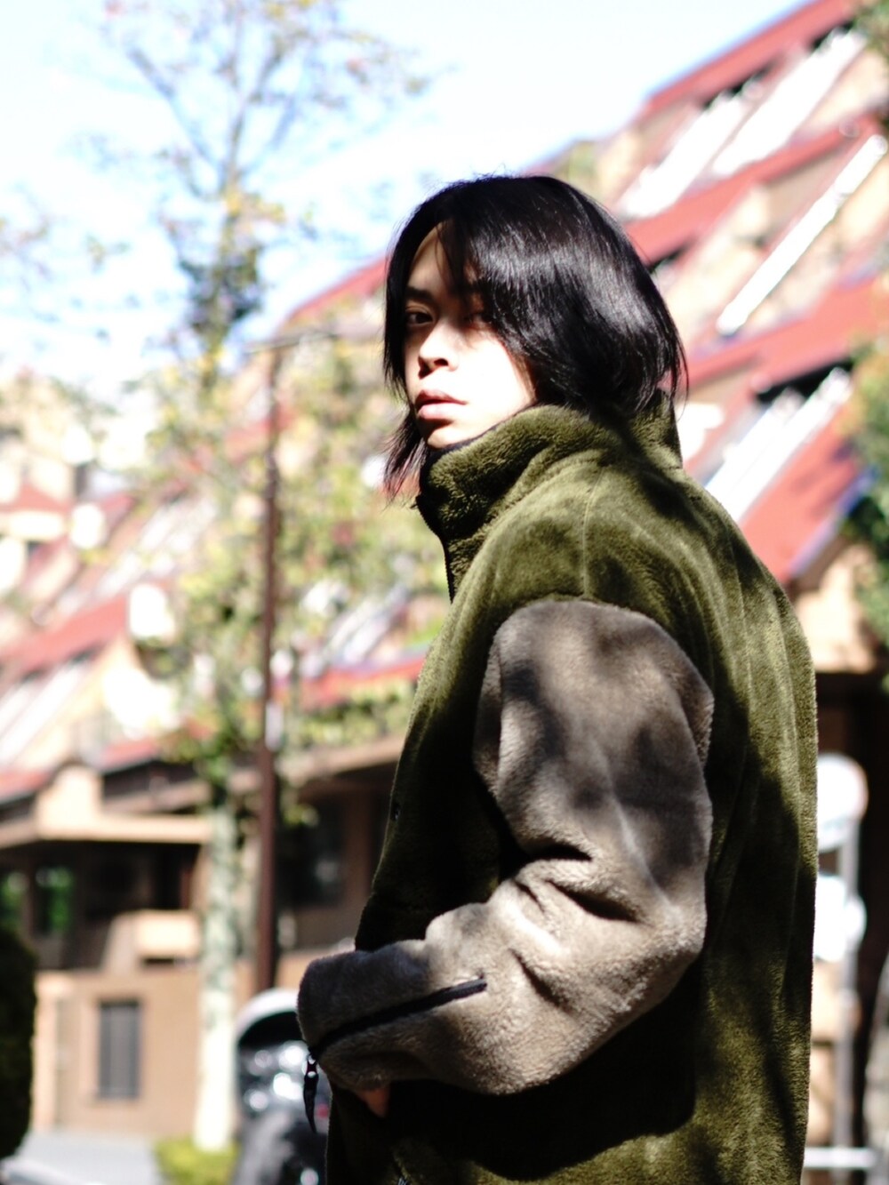 その他のブルゾン、ブラック系のカーゴパンツを着用したメンズの秋コーディネートの5枚目の写真