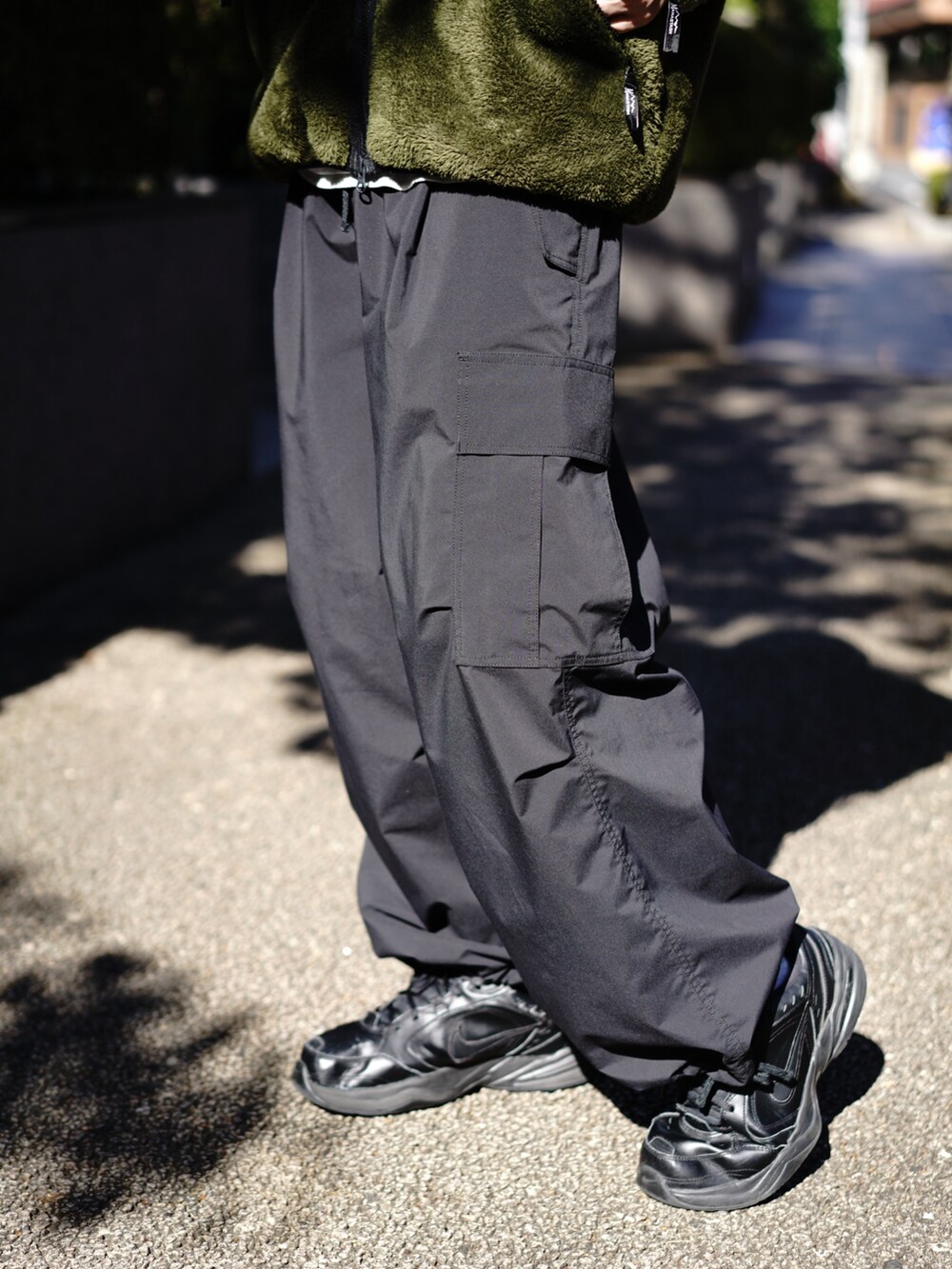 その他のブルゾン、ブラック系のカーゴパンツを着用したメンズの秋コーディネートの4枚目の写真