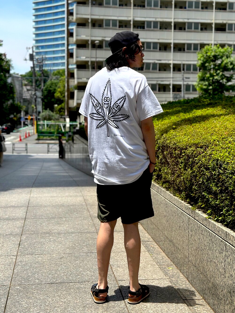ホワイト系のTシャツ/カットソー、グリーン系のその他パンツ、ブラック系のキャップを着用したメンズの夏コーディネートの2枚目の写真