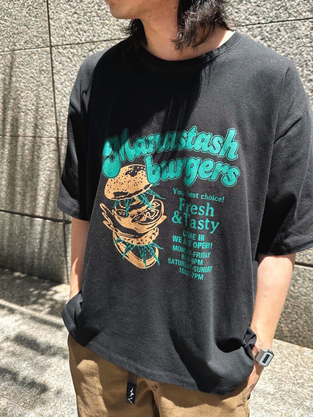 ブラック系のTシャツ/カットソー、ブラウン系のその他パンツ、ブラウン系のキャップを着用したメンズの春コーディネートの2枚目の写真