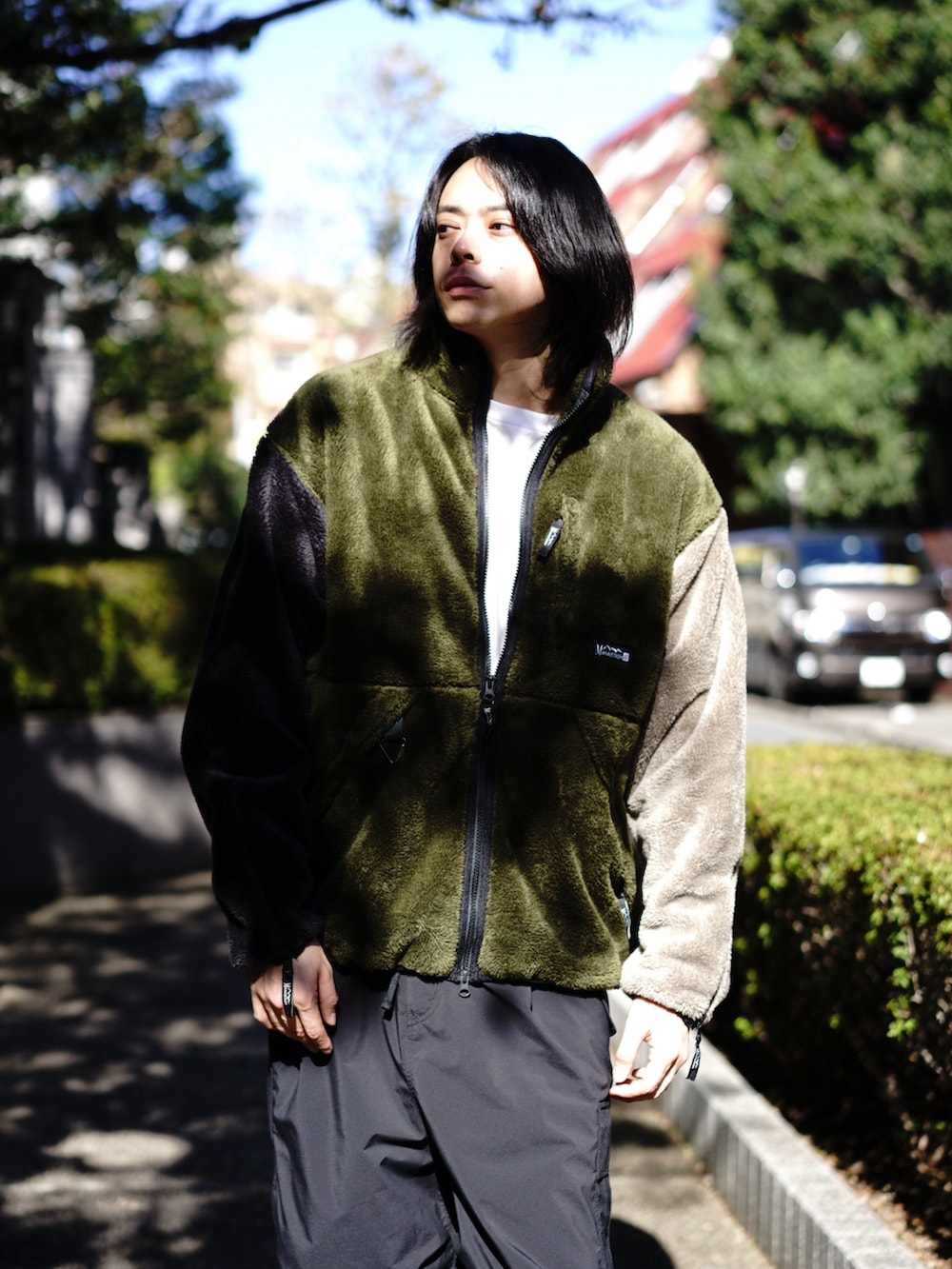 その他のブルゾン、ブラック系のカーゴパンツを着用したメンズの秋コーディネートの3枚目の写真