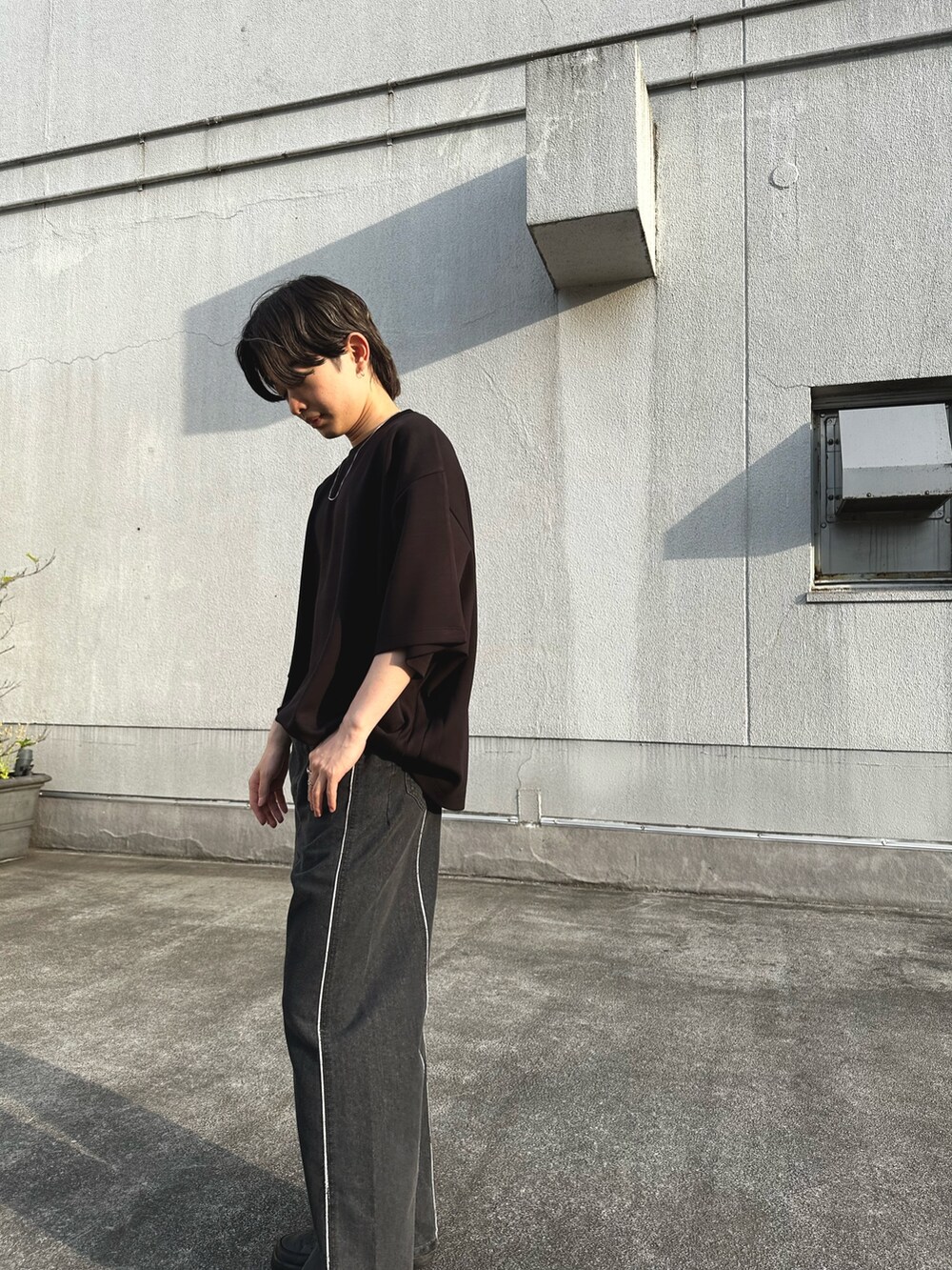 ブラック系のTシャツ/カットソー、ブラック系のTシャツ/カットソー、グレー系のデニムパンツを着用したメンズの夏コーディネートの2枚目の写真